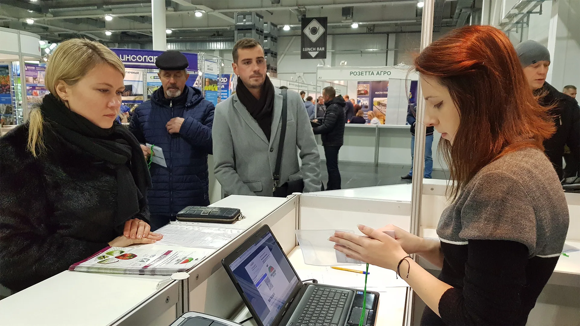Problemas de registo na feira: inscrições duplicadas e filas à entrada