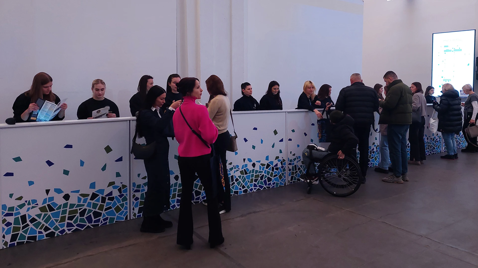 Impressão de autocolantes personalizados para crachás durante o check-in