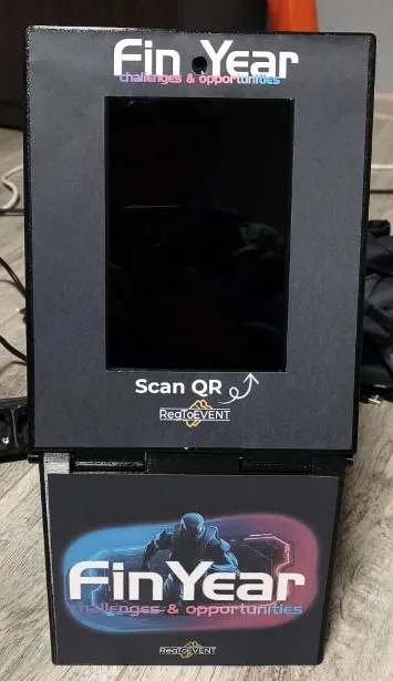 Чекинбокс с фирменными панелями форума FinYear и надписью Scan QR