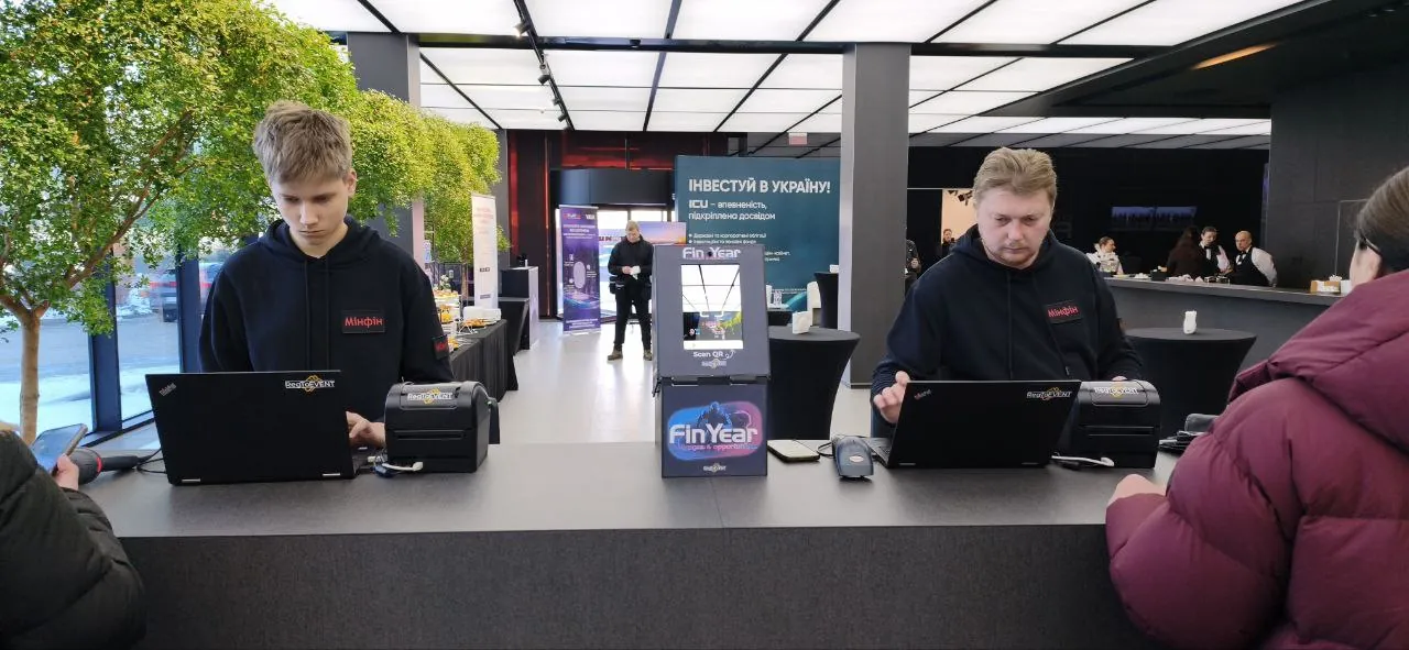 Стойка регистрации на форуме FinYear: две хостес с Check-in Desk и Чекинбокс в центре
